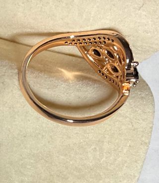 Anello in lega dorata rosa con pietre nere Donna