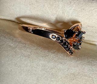 Anello in lega dorata rosa con pietre nere Donna