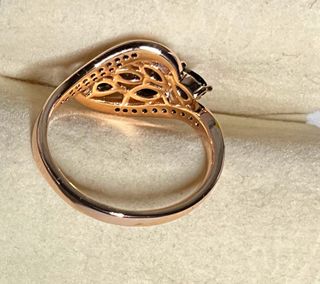 Anello in lega dorata rosa con pietre nere Donna