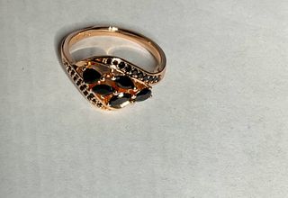 Anello in lega dorata rosa con pietre nere Donna