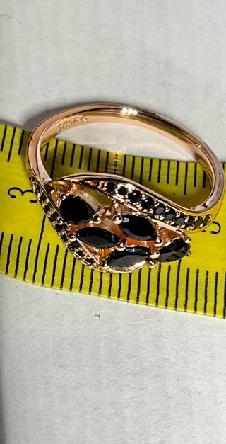 Anello in lega dorata rosa con pietre nere Donna