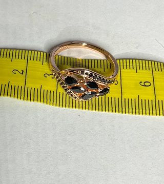 Anello in lega dorata rosa con pietre nere Donna