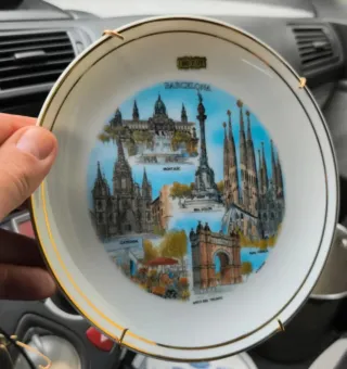 Plato recuerdo Barcelona monumentos