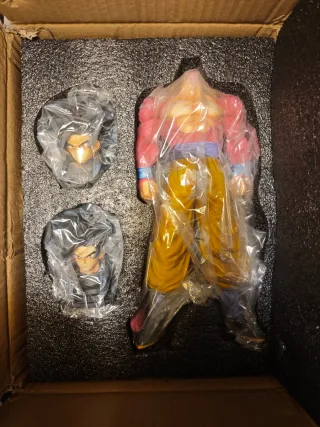 Figura Goku SSJ4 31cm Dragon Ball GT 1/6