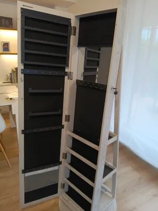 Armario joyero de madera con espejo