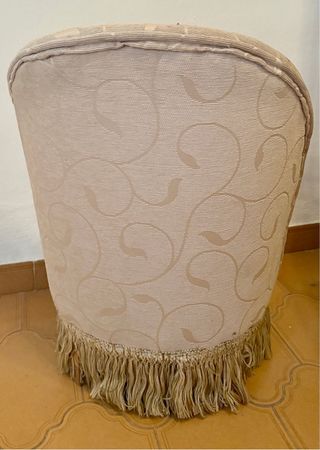 Sillón tapizado beige con flecos