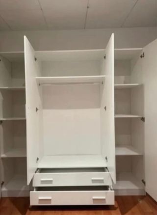 Armario de madera color beige y marrón