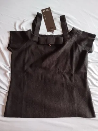 Top negro con lazo y araña