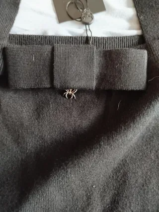 Top negro con lazo y araña
