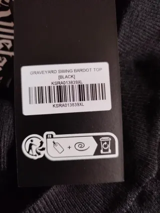 Top negro con lazo y araña