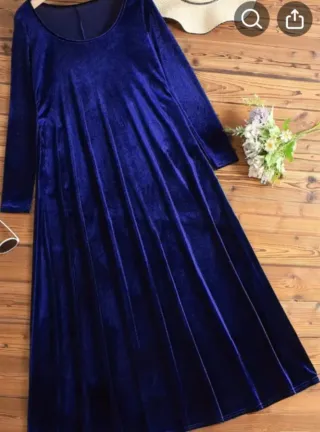 Vestido largo azul de terciopelo, con bolsillos