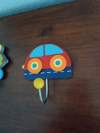 Percheros infantiles de pared (avión y coche)