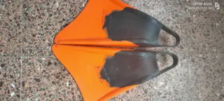 Aletas de buceo naranjas