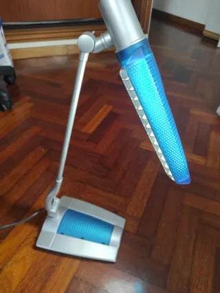 Lámpara de escritorio LED azul y plata