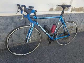 Bicicleta de carretera Trek azul slr