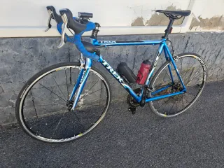Bicicleta de carretera Trek azul slr