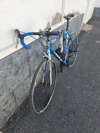 Bicicleta de carretera Trek azul slr