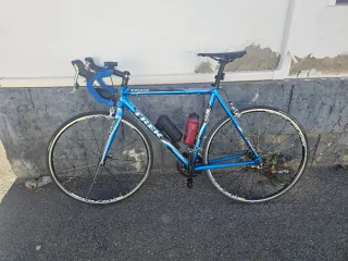 Bicicleta de carretera Trek azul slr