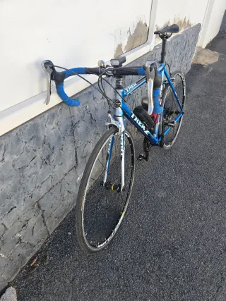 Bicicleta de carretera Trek azul slr