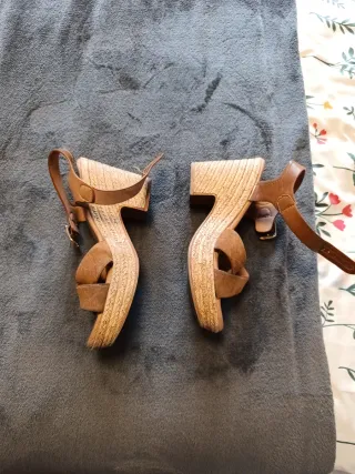 Sandalias de cuña color marrón