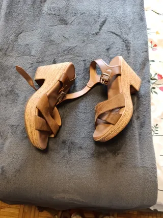 Sandalias de cuña color marrón