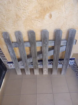 Puerta de jardín de madera,y postes con soportes