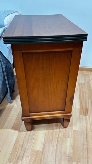 Mesita de noche de madera
