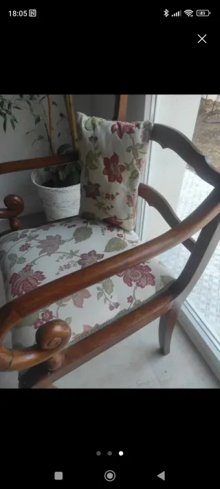 Butaca antigua de madera con tapizado floral