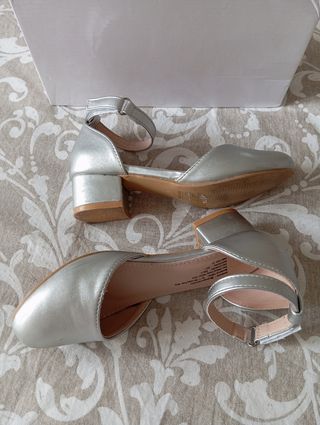Zapatos plateados para niña