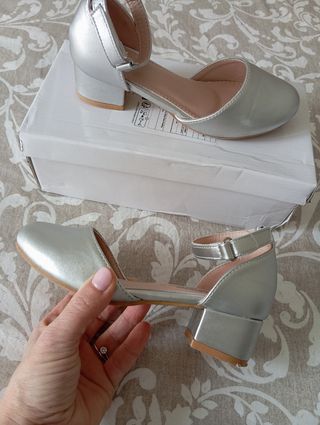 Zapatos plateados para niña