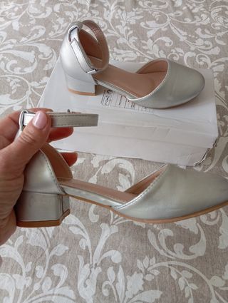 Zapatos plateados para niña