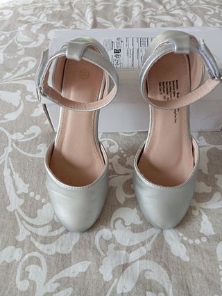 Zapatos plateados para niña