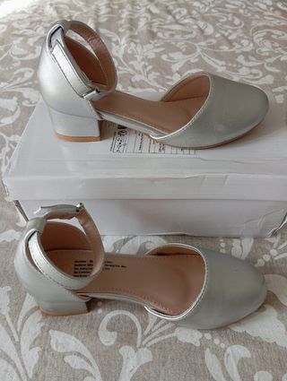Zapatos plateados para niña