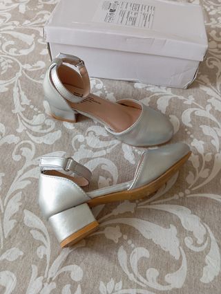 Zapatos plateados para niña