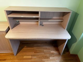 Escritorio madera con estantería