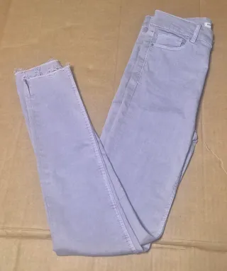 Pantalón lila desgastado