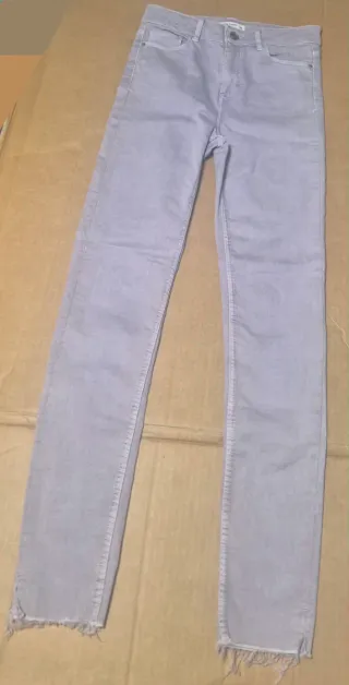 Pantalón lila desgastado