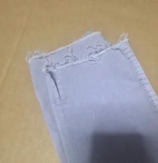 Pantalón lila desgastado