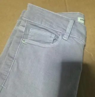 Pantalón lila desgastado
