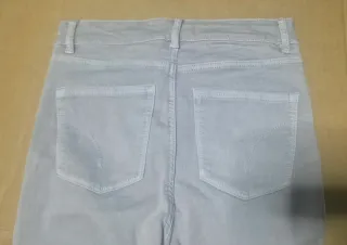 Pantalón lila desgastado