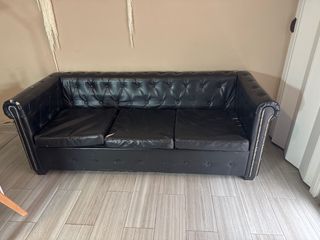 Sofá de piel negro