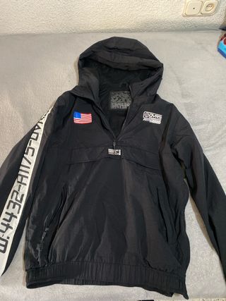 Sudadera con cremallera y capucha negra