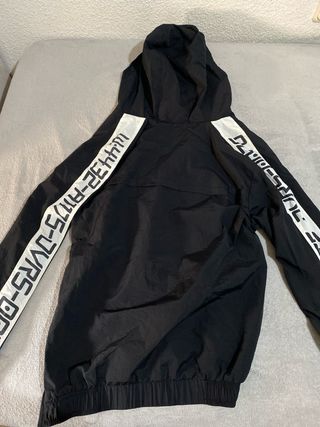 Sudadera con cremallera y capucha negra