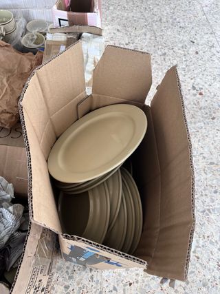 Juego de vajilla clásico: platos y tazas