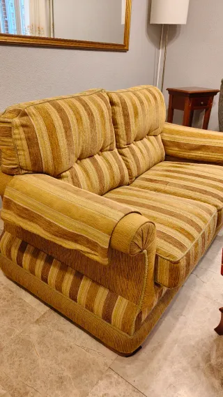 Sofá 2 plazas sillon orejero y 4 sillas tapizadas