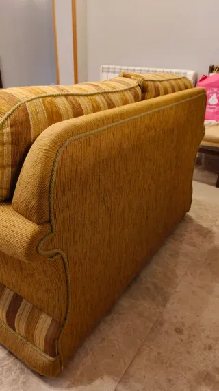 Sofá 2 plazas sillon orejero y 4 sillas tapizadas