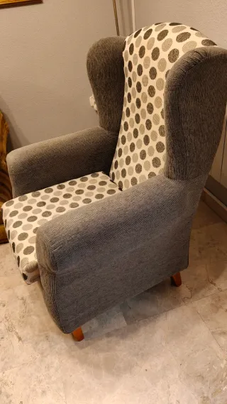 Sofá 2 plazas sillon orejero y 4 sillas tapizadas