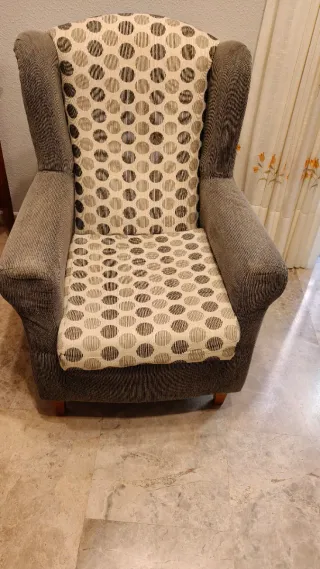 Sofá 2 plazas sillon orejero y 4 sillas tapizadas