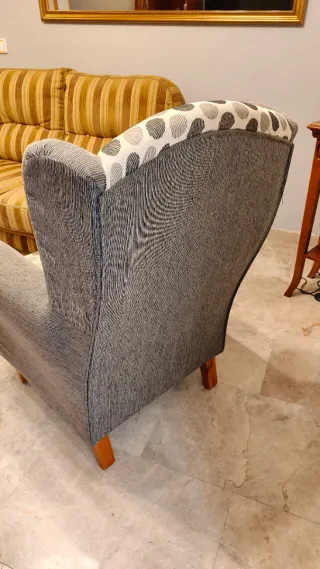 Sofá 2 plazas sillon orejero y 4 sillas tapizadas