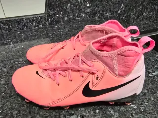 Botas de fútbol Nike rosas.